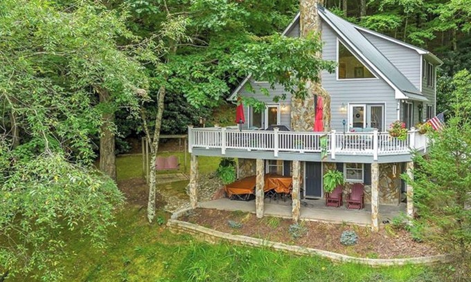 West Jefferson Ski Chalet | The 19th Hole Available Labor Day Weekend!