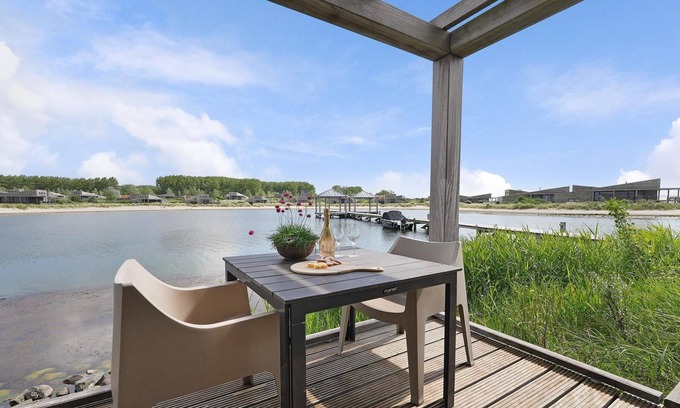 Ouddorp Hotel | The 2-person Studio Waterfront enjoys a unique location and is spread over two floors. The terrace overlooks the water.