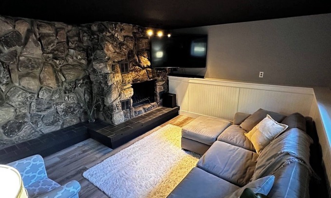 Grand Marais House | The 8's, farmhouse chic 4-bedroom w/garage access in Grand Marais, pet friendly