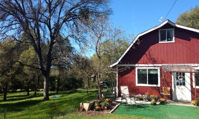 Placerville Cottage | The Acorn Cottage | Rural Setting | Fast Internet!