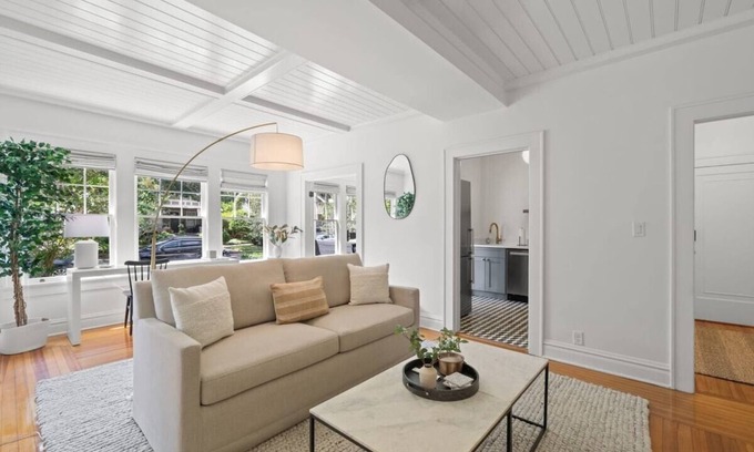 Hyde Park Apartment | The Adaline 4 | Gorgeous Hyde Park Apt, 1st Floor