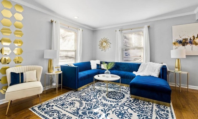 South Kansas City House | The adorable Kansas City Coach House is cozy, clean, and comfortable