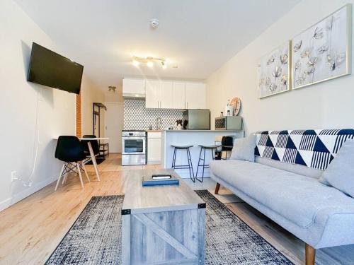 Mont-Tremblant Village Apartment | The Alpine Nest - 3 Beds - 4 Guests - Free Parking - Pool