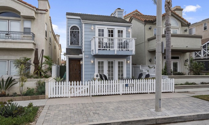 Huntington Beach House | The Americana w/AC, spa, bikes steps to the sand