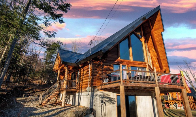 Saint-Philemon Ski Chalet | The ANIMAL | PARTY TIME | SPA AND MOUNTAIN