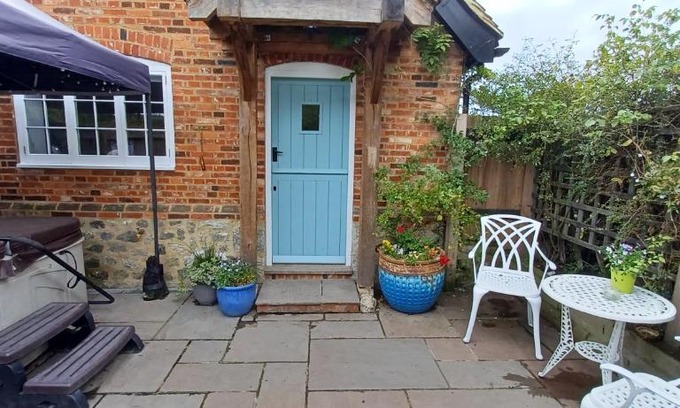 Maidstone House | The Annexe with Hot Tub