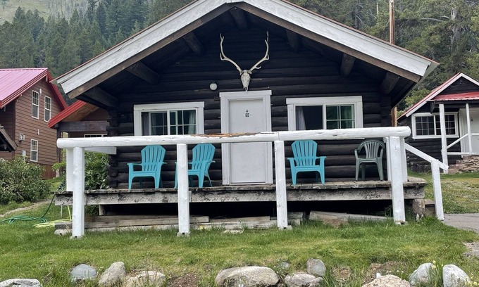 Cooke City-Silver Gate Cabin | The Antler Cozy Cabin! Cooke City, at the entrance of Yellowstone's NE Gate and Lamar Valley