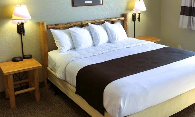 Gardiner Hotel | The Antler Lodge - Gardiner