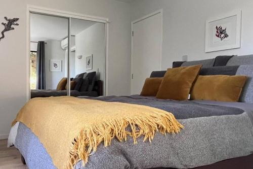 Glenfield Apartment | The Aotearoa Room