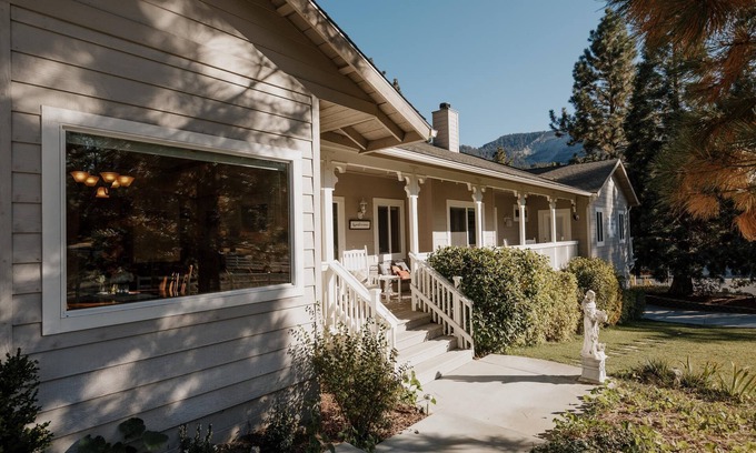 Wrightwood House | The Applewood Inn - BRIGHT & SPACIOUS Mountain Retreat!