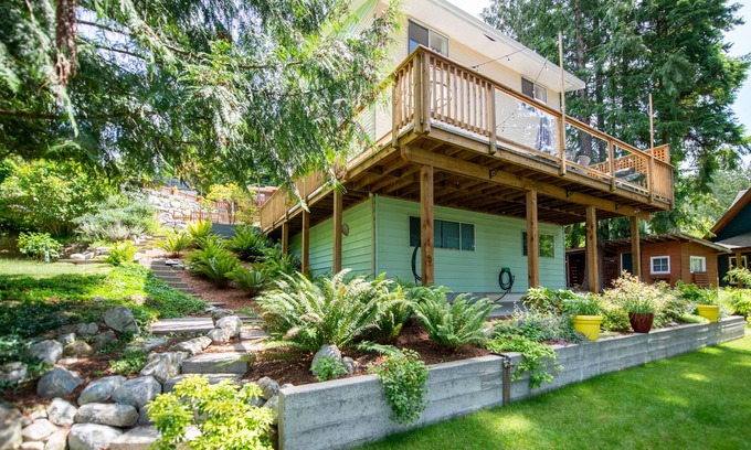 Madeira Park Cabin | The Arrow Gardens & Hot Tub in Madeira Park