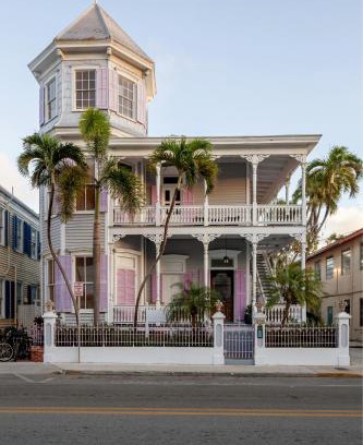 Historic Seaport Bed & Breakfast | The Artist House