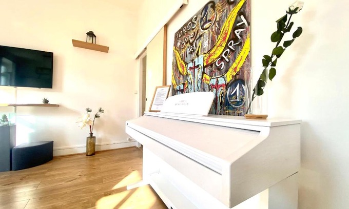 Cadereau Apartment | The Artiste -P2 with balcony in the city center