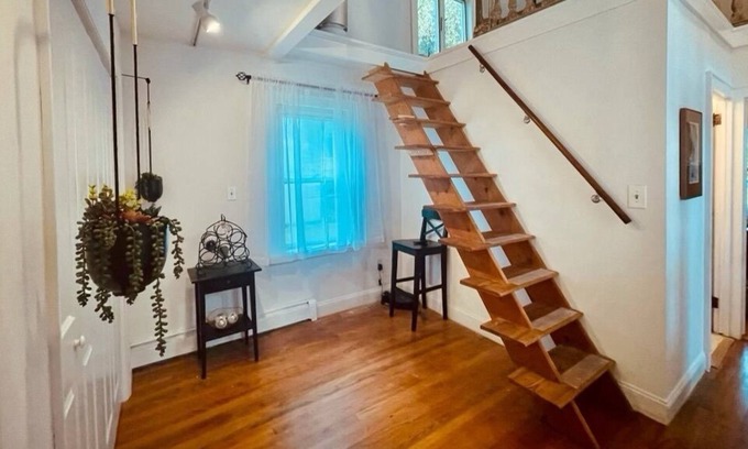 Walton Park Cottage | The Artsy Cottage-Lovely Rustic Modern by the Lake