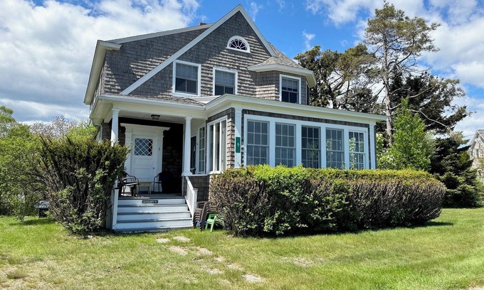 Mid-Coast and Islands Cottage | The Auburn Colony is for the vacationer who wants to tap into the history and traditions of colon.