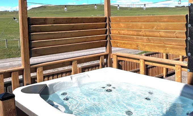 Cochrane House | The Aurora Abode w/Private Hot Tub - Upper Suite