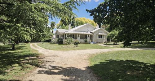 Blayney House | The Avenue Anahdale - Hidden 2.7 Acre Estate in town