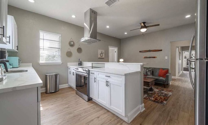 Tampa Apartment | "The Aviator Flat" - 3BR Apt|Fire Pit|Grill