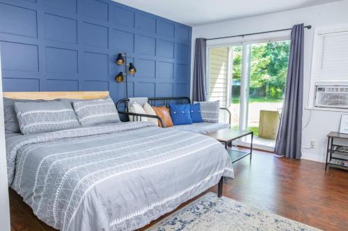 Harrison Hot Springs Apartment | The Backyard at Cedar Springs Walk to Lake and Hot Springs