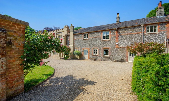 Holt House | The Bailey - Three Bedroom House, Sleeps 6