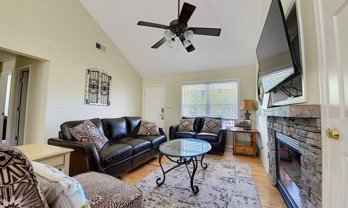 Taylorsville House | The Barefoot Cottage 53. Pet friendly with fee, NEW HOT TUB