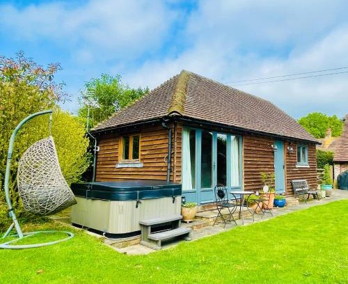 Ringmer Apartment | The Barn cottage with hot tub overlooking the lake