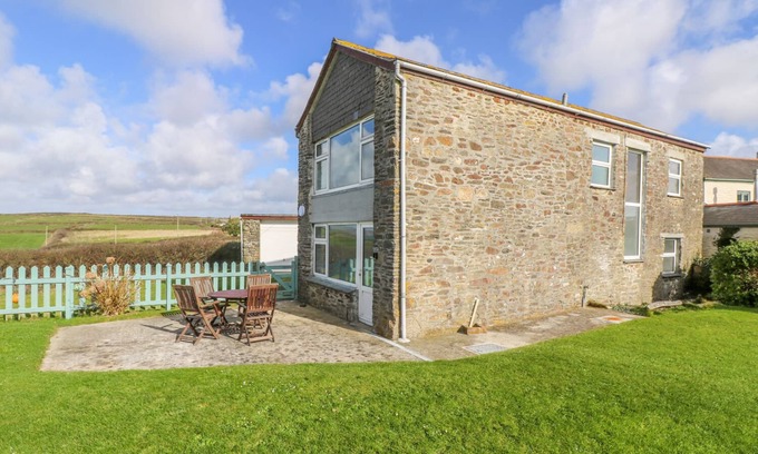 Gunwalloe Cottage | THE BARN, pet friendly, country holiday cottage in Gunwalloe