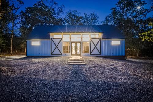 Broken Bow House | "The Barndo" 4BR Luxury Cabin, Hot Tub, Fire Pit, Bunks, Arcades, Playhouse!
