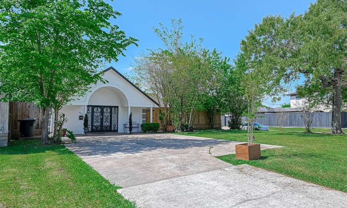 Garden Oaks House | The Barry 2BR 2BA House in the Heart of Oak Forest