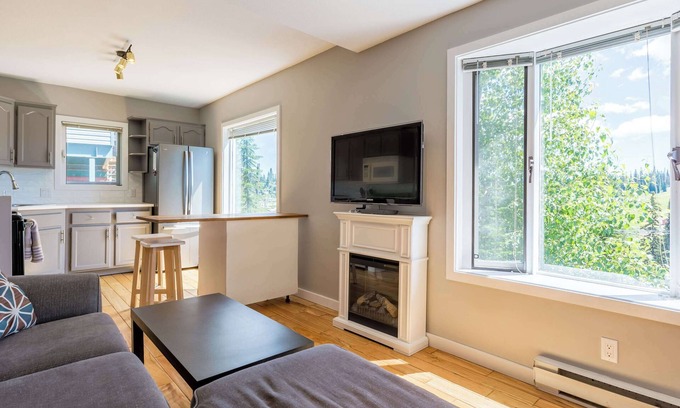 Silver Star Mountain Ski Chalet | The Basecamp | Ski-In/Out | Fireplace & Family Fun