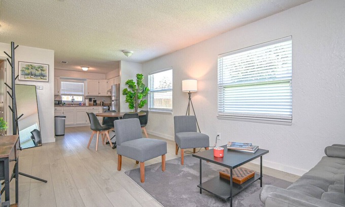 North Hyde Park Villa | The Bayside Retreat – Modern 2BR Villa Near Downtown Tampa w/Parking & Wi-Fi