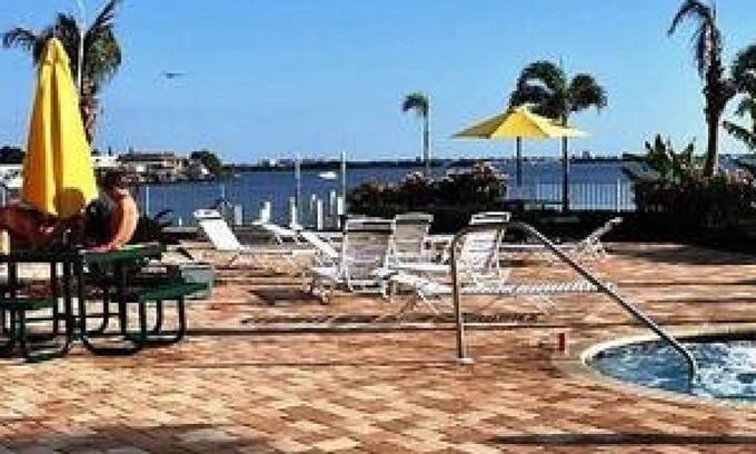 St. Petersburg - Clearwater Apartment | The Bayview a Quaint 1 1 Balcony on the bay
