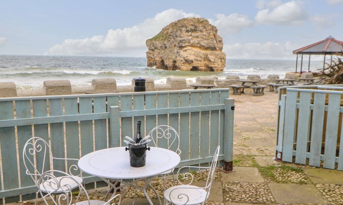 South Shields Cottage | THE BEACH APARTMENT, pet friendly, with a garden in South Shields