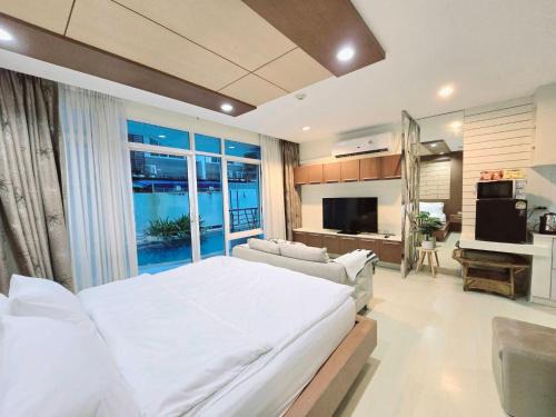 Ban Bang Saen Hotel | The beach bangsaen condo daily room Poolside