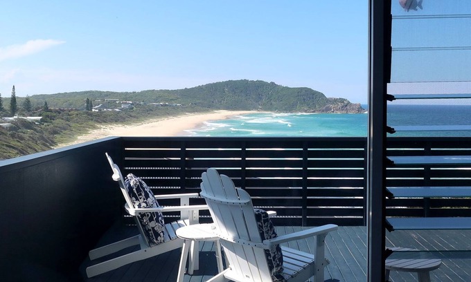 Boomerang Beach House | The Beach House, a stunning holiday home perched atop on the southern headland Boomerang Beach