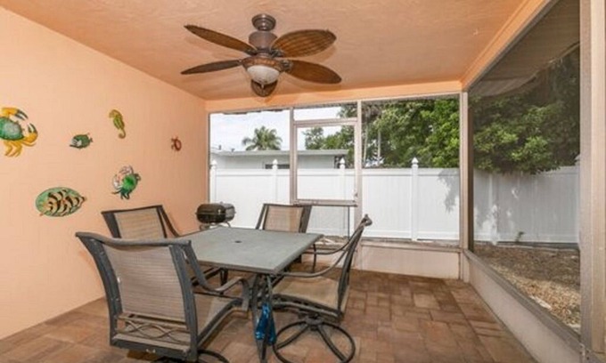 New Port Richey House | THE BEACH HOUSE RETREAT