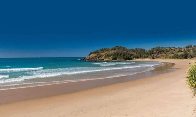 Mid North Coast Waterfront Apartment | The Beach Hut @ Annuka