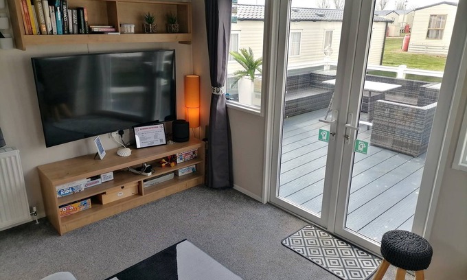 Dymchurch Apartment | The Beach - Large decking area