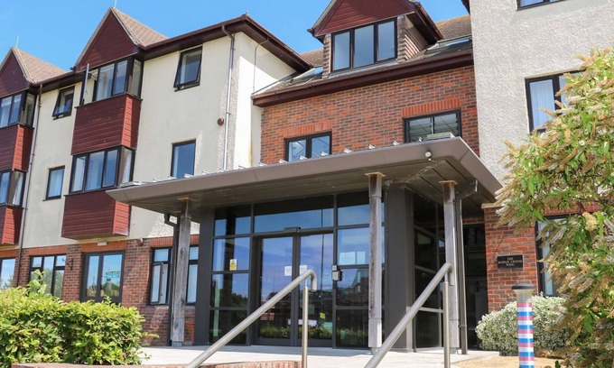 Littlehampton Cottage | THE BEACON AT MARINE COURT, family friendly in Littlehampton