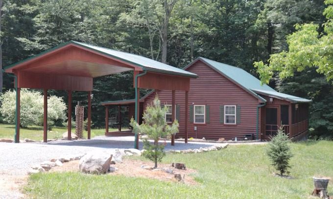 Saxton Cabin | The Bear Den - Spacious Cabin with Covered Boat Storage 5 miles to Raystown Lake