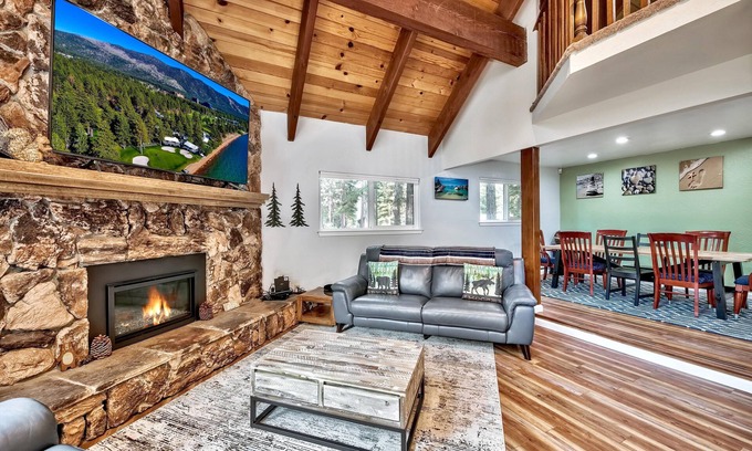 North Upper Truckee Cabin | The Bear's Den: Pet Friendly, Game Room Loft, Bunks, 6 Guests+Extra Kids 5 Years Old and Younger