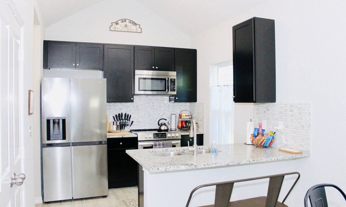 Montgomery House | The Beaver Den welcomes 30 day stays remote workers King bed Lake Conroe