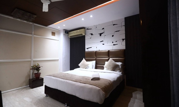 Kalkaji Hotel | The Bed and Rock