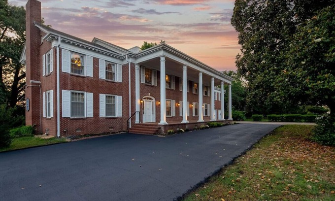 Fort Smith House | The Beland Mansion with private suites awaits you