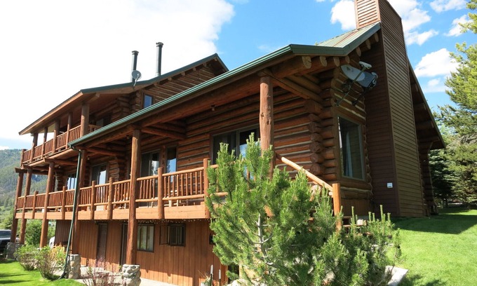 West Yellowstone Cabin | The Best & Coziest Cabin for Big Families/Groups in West Yellowstone!