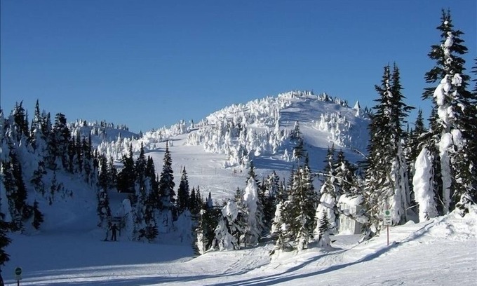 Sun Peaks House | The Best Ski in/Ski Out Location with Private Hot Tub & Bbq