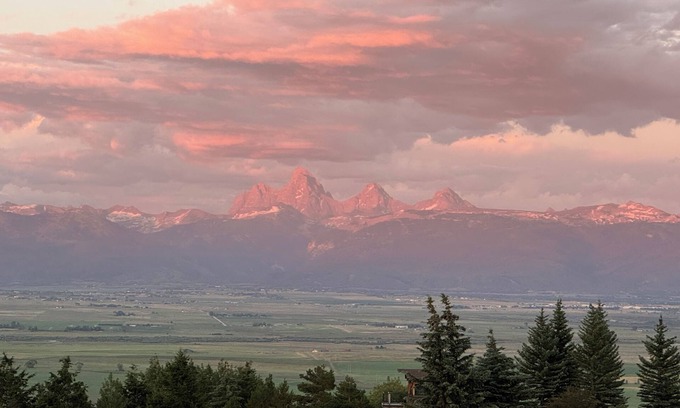 Tetonia House | The best views in the Teton Valley with room for the entire crew to stay.