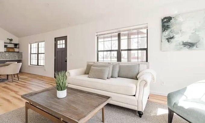 Central Oklahoma City House | The Bethany Bungalow a Charming 3-bedroom house: WiFi, AC in welcoming Bethany