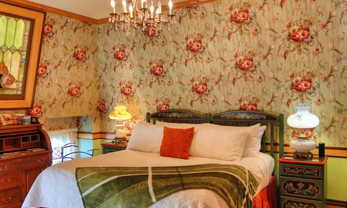 Pella Bed & Breakfast | The Bicycle Suite at Pella Mansion