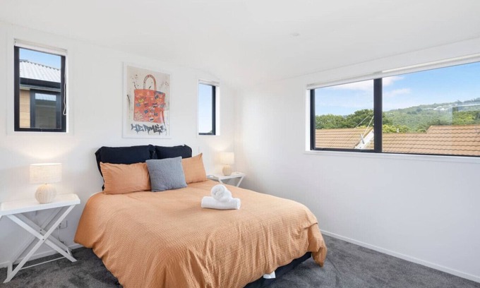 Lower Hutt House | The Biddle Cres Cosy Getaway